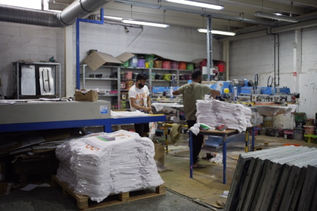 Atelier de sérigraphie et impression textile en Afrique